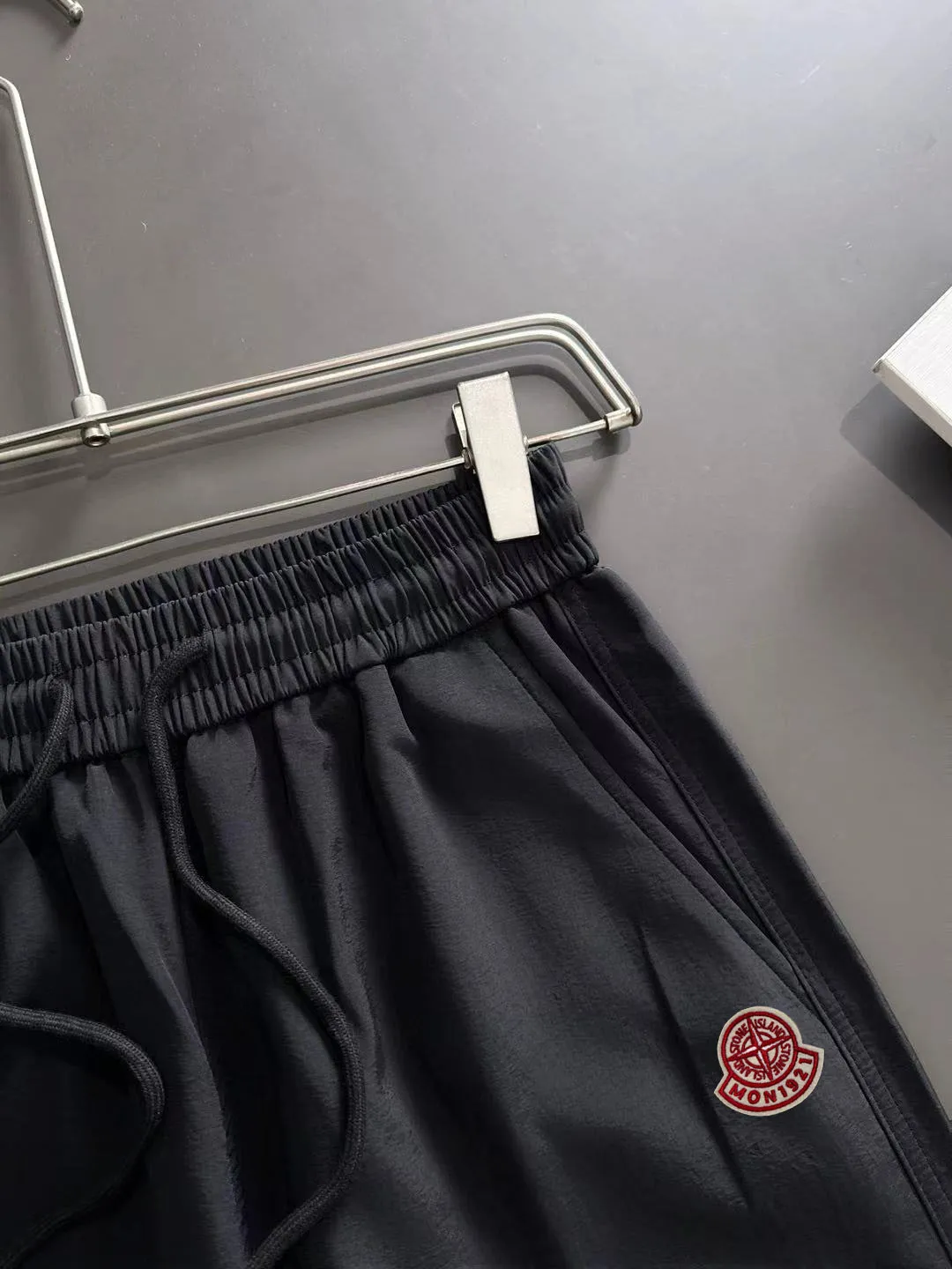 2-3 days to ship P360 Stone lsland/Stone Island Mouth Co-branded Exclusive launch of 25ss autumn and winter new high-quality trousers Compare real-life details at will The craftsmanship that ordinary small workshops cannot copy Top-level ZP development Unique imported fabric feel Purely imported German machine production Precision operation Ten thousand needle density A pair of trousers with rich details You can see the development strength A full set of new accessories can be customized simultaneously Simple yet elegant Soft, delicate and comfortable The upper body is versatile and fashionable A perfect choice for autumn and winter, a must-have item. Sizes: M to 3XL (please state your height and weight when placing an order)